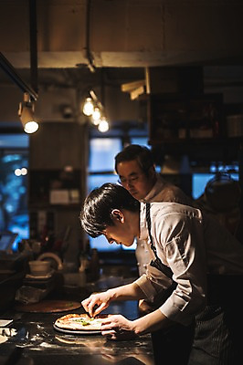 포토 JPG 응시 남자 40대 전등 피자 실내 사람 상반신 20대 두명 옆모습 요리사 앞치마 한국인 가르침 고수 토핑 제자 실습 신입 남자만 국내포토 직업 시선 교육 뷰포인트 중년 조명 패스트푸드 서양음식 동양인 청년 내부 향신료 파일형식