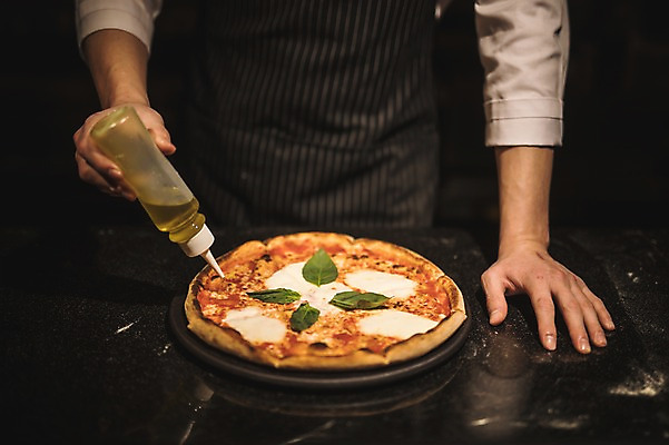 포토 JPG 남자 피자 실내 한명 사람 상반신 20대 앞모습 신체부위 요리사 앞치마 한국인 양손 뿌리기 시럽 실습 바질 신입 성인남자한명만 국내포토 직업 1 손 뷰포인트 모션 패스트푸드 서양음식 동양인 청년 내부 남자한명만 성인남자만 파일형식