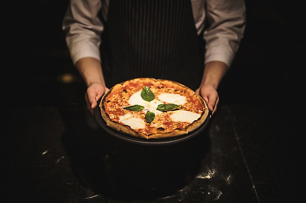 포토 JPG 남자 피자 실내 한명 들기 사람 상반신 20대 앞모습 신체부위 요리사 앞치마 한국인 양손 실습 바질 신입 성인남자한명만 국내포토 직업 1 손 뷰포인트 모션 패스트푸드 서양음식 동양인 청년 내부 남자한명만 성인남자만 파일형식