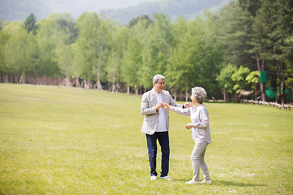 포토 JPG 주간 전신 나무 여자 노년 남자 미소 사람 잔디 야외 두명 앞모습 옆모습 실버라이프 마주보기 손잡기 노부부 한국인 60대 숲 70대 남이섬 노인만 국내포토 자연요소 식물 라이프스타일 부부 뷰포인트 섬 모션 표정 동양인 성인 강원도 성인만 파일형식
