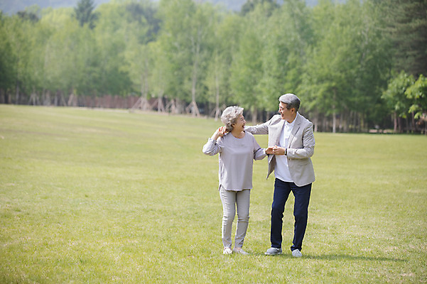 포토 JPG 주간 전신 나무 여자 노년 남자 미소 사람 잔디 야외 두명 앞모습 실버라이프 마주보기 손잡기 노부부 한국인 춤 60대 70대 남이섬 노인만 국내포토 자연요소 식물 라이프스타일 부부 뷰포인트 섬 모션 문화예술 표정 동양인 성인 강원도 성인만 파일형식
