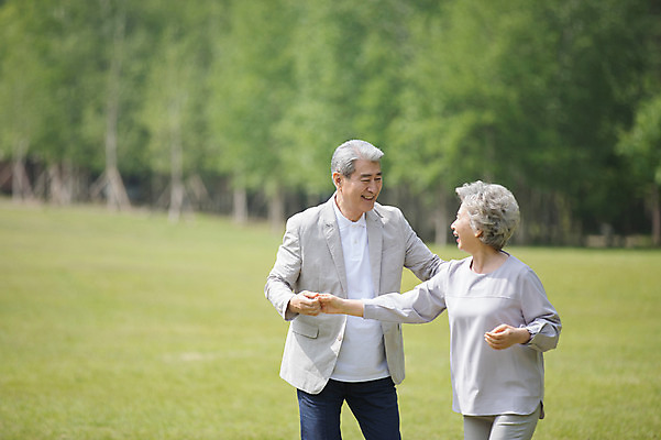 포토 JPG 주간 나무 여자 노년 남자 미소 사람 잔디 상반신 야외 두명 앞모습 실버라이프 마주보기 손잡기 노부부 한국인 60대 70대 남이섬 노인만 국내포토 자연요소 식물 라이프스타일 부부 뷰포인트 섬 모션 표정 동양인 성인 강원도 성인만 파일형식