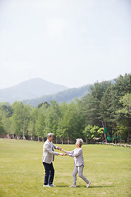포토 JPG 주간 전신 나무 여자 노년 남자 미소 사람 잔디 야외 두명 옆모습 실버라이프 마주보기 손잡기 노부부 한국인 춤 60대 70대 남이섬 노인만 국내포토 자연요소 식물 라이프스타일 부부 뷰포인트 섬 모션 문화예술 표정 동양인 성인 강원도 성인만 파일형식
