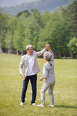 포토 JPG 주간 전신 나무 여자 노년 남자 미소 사람 잔디 야외 두명 앞모습 뒷모습 실버라이프 마주보기 손잡기 노부부 한국인 춤 60대 숲 70대 남이섬 노인만 국내포토 자연요소 식물 라이프스타일 부부 뷰포인트 섬 모션 문화예술 표정 동양인 성인 강원도 성인만 파일형식