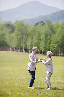 포토 JPG 주간 전신 나무 응시 여자 노년 남자 산 미소 사람 잔디 야외 두명 옆모습 실버라이프 마주보기 손잡기 노부부 한국인 춤 60대 숲 70대 남이섬 노인만 국내포토 자연요소 식물 라이프스타일 부부 시선 뷰포인트 섬 모션 문화예술 표정 동양인 성인 강원도 성인만 파일형식