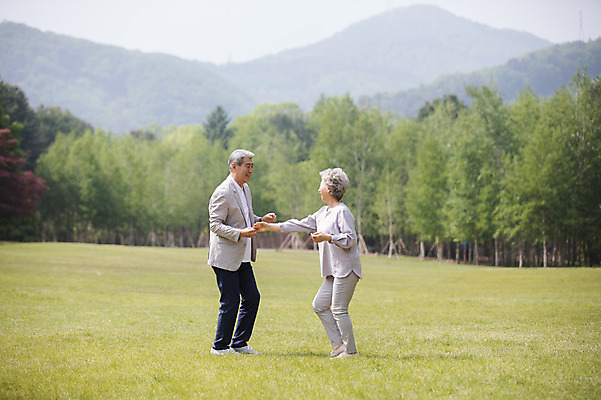 포토 JPG 주간 전신 나무 여자 노년 남자 산 미소 사람 잔디 야외 두명 옆모습 실버라이프 마주보기 손잡기 노부부 한국인 60대 숲 70대 남이섬 노인만 국내포토 자연요소 식물 라이프스타일 부부 뷰포인트 섬 모션 표정 동양인 성인 강원도 성인만 파일형식