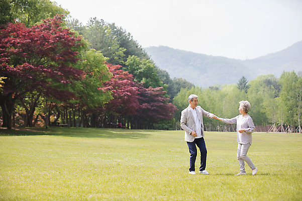 포토 JPG 주간 나무 여자 노년 남자 산 사람 잔디 야외 두명 앞모습 옆모습 실버라이프 마주보기 손잡기 노부부 한국인 60대 숲 70대 남이섬 노인만 국내포토 자연요소 식물 라이프스타일 부부 뷰포인트 섬 모션 동양인 성인 강원도 성인만 파일형식