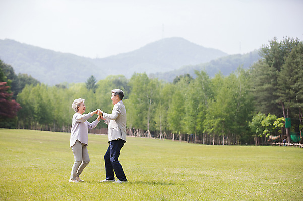 포토 JPG 주간 전신 나무 여자 노년 남자 산 사람 잔디 야외 두명 옆모습 실버라이프 마주보기 손잡기 노부부 한국인 60대 숲 70대 남이섬 노인만 국내포토 자연요소 식물 라이프스타일 부부 뷰포인트 섬 모션 동양인 성인 강원도 성인만 파일형식