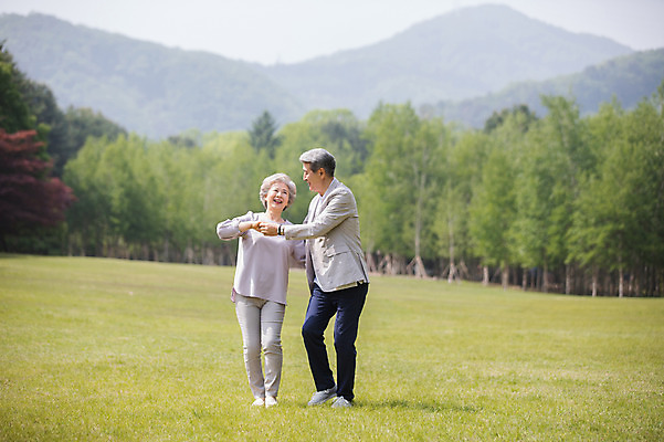 포토 JPG 주간 전신 나무 응시 여자 노년 남자 산 미소 사람 잔디 야외 두명 앞모습 옆모습 실버라이프 손잡기 노부부 한국인 60대 숲 70대 남이섬 노인만 국내포토 자연요소 식물 라이프스타일 부부 시선 뷰포인트 섬 모션 표정 동양인 성인 강원도 성인만 파일형식