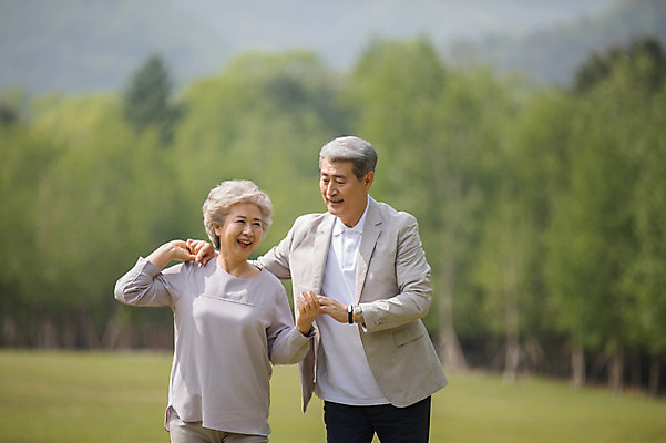 포토 JPG 주간 나무 여자 노년 남자 미소 사람 잔디 상반신 야외 두명 앞모습 실버라이프 손잡기 노부부 한국인 60대 숲 즐거움 70대 남이섬 노인만 어깨에손 국내포토 자연요소 식물 라이프스타일 부부 감정 뷰포인트 섬 모션 표정 동양인 성인 강원도 성인만 파일형식