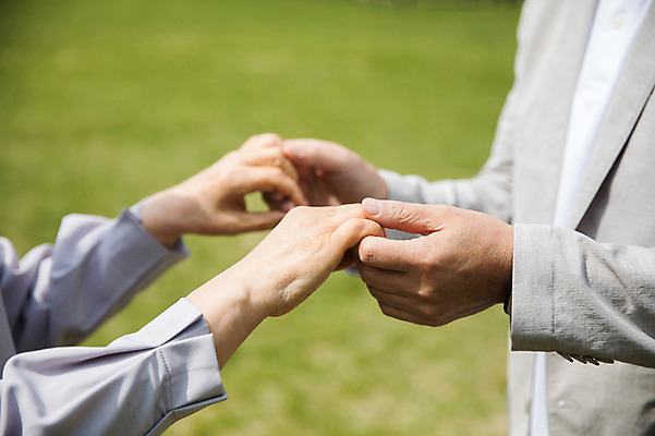포토 JPG 주간 손 여자 노년 남자 사람 근접촬영 잔디 야외 두명 신체부위 실버라이프 손잡기 노부부 한국인 60대 70대 남이섬 노인만 국내포토 자연요소 식물 라이프스타일 부부 뷰포인트 섬 모션 동양인 성인 강원도 성인만 파일형식