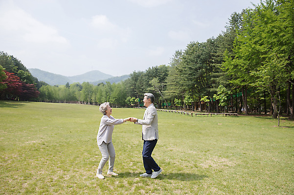 포토 JPG 주간 전신 나무 여자 노년 남자 하늘 산 웃음 사람 잔디 야외 두명 옆모습 실버라이프 마주보기 손잡기 노부부 한국인 60대 숲 즐거움 70대 남이섬 노인만 국내포토 자연요소 식물 라이프스타일 부부 감정 뷰포인트 섬 모션 표정 동양인 성인 강원도 성인만 파일형식