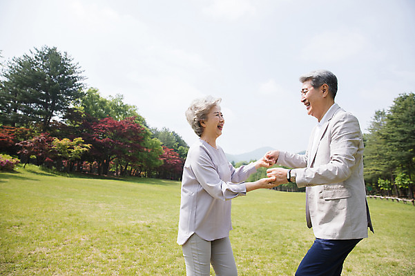 포토 JPG 주간 나무 응시 여자 노년 남자 미소 사람 잔디 상반신 야외 두명 옆모습 실버라이프 마주보기 손잡기 노부부 한국인 60대 숲 즐거움 70대 남이섬 노인만 국내포토 자연요소 식물 라이프스타일 부부 시선 감정 뷰포인트 섬 모션 표정 동양인 성인 강원도 성인만 파일형식