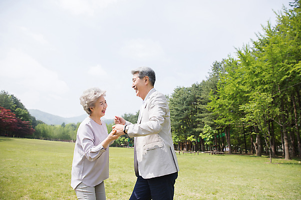 포토 JPG 주간 나무 여자 노년 남자 미소 사람 잔디 상반신 야외 두명 옆모습 실버라이프 마주보기 손잡기 노부부 한국인 60대 숲 즐거움 70대 남이섬 노인만 국내포토 자연요소 식물 라이프스타일 부부 감정 뷰포인트 섬 모션 표정 동양인 성인 강원도 성인만 파일형식