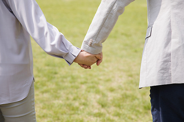 포토 JPG 주간 손 여자 노년 남자 사람 근접촬영 잔디 상반신 야외 두명 뒷모습 신체부위 실버라이프 손잡기 노부부 한국인 60대 70대 남이섬 노인만 국내포토 자연요소 식물 라이프스타일 부부 뷰포인트 섬 모션 동양인 성인 강원도 성인만 파일형식