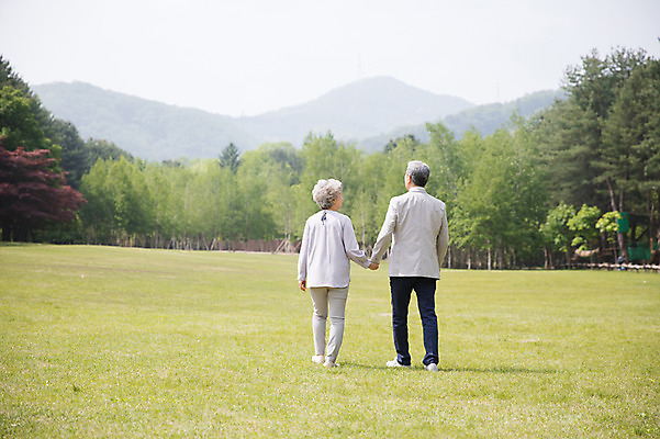 포토 JPG 주간 전신 나무 여자 노년 남자 산 사람 잔디 야외 두명 뒷모습 실버라이프 걷기 손잡기 노부부 산책 한국인 60대 숲 70대 남이섬 노인만 국내포토 자연요소 식물 라이프스타일 부부 뷰포인트 섬 모션 휴식 동양인 성인 강원도 성인만 파일형식