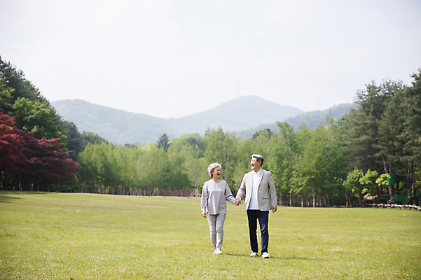 포토 JPG 주간 전신 나무 여자 노년 남자 산 미소 사람 잔디 야외 두명 앞모습 실버라이프 걷기 손잡기 노부부 산책 한국인 60대 숲 70대 남이섬 노인만 국내포토 자연요소 식물 라이프스타일 부부 뷰포인트 섬 모션 휴식 표정 동양인 성인 강원도 성인만 파일형식