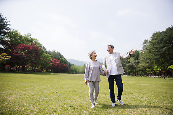 포토 JPG 주간 전신 나무 여자 노년 남자 팔벌리기 미소 사람 잔디 야외 두명 앞모습 실버라이프 걷기 손잡기 노부부 산책 한국인 60대 숲 70대 남이섬 노인만 국내포토 자연요소 식물 라이프스타일 부부 뷰포인트 섬 모션 휴식 표정 동양인 성인 강원도 성인만 파일형식