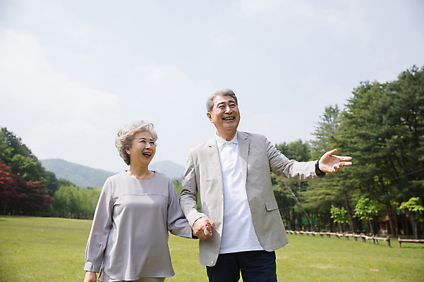포토 JPG 주간 나무 응시 여자 노년 남자 팔벌리기 산 미소 사람 잔디 상반신 야외 두명 앞모습 실버라이프 손잡기 노부부 한국인 60대 숲 70대 남이섬 노인만 국내포토 자연요소 식물 라이프스타일 부부 시선 뷰포인트 섬 모션 표정 동양인 성인 강원도 성인만 파일형식