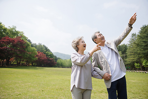 포토 JPG 주간 나무 응시 여자 노년 남자 웃음 사람 잔디 상반신 야외 두명 앞모습 실버라이프 손잡기 노부부 한국인 올려보기 가리킴 60대 숲 70대 남이섬 노인만 국내포토 자연요소 식물 라이프스타일 부부 시선 뷰포인트 섬 모션 표정 동양인 손짓 성인 강원도 성인만 파일형식