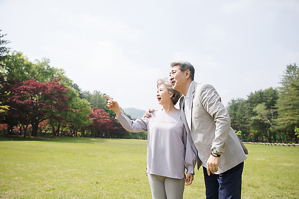 포토 JPG 주간 나무 응시 여자 노년 남자 사람 잔디 상반신 야외 두명 앞모습 옆모습 실버라이프 노부부 한국인 가리킴 60대 숲 70대 남이섬 노인만 어깨에손 국내포토 자연요소 식물 라이프스타일 부부 시선 뷰포인트 섬 모션 동양인 손짓 성인 강원도 성인만 파일형식