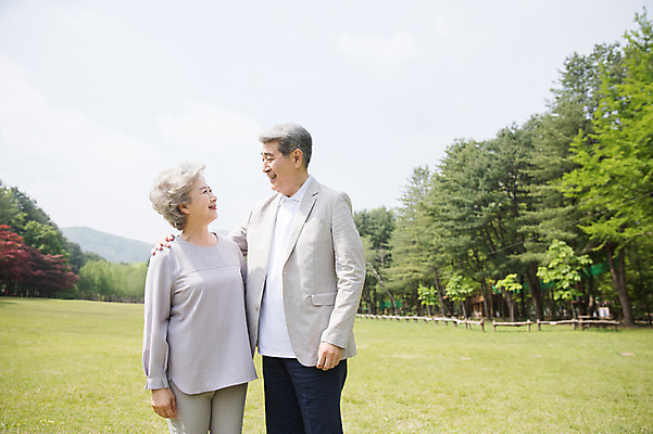 포토 JPG 주간 나무 응시 여자 노년 남자 미소 사람 잔디 상반신 야외 두명 앞모습 실버라이프 마주보기 노부부 한국인 60대 숲 70대 남이섬 노인만 어깨에손 국내포토 자연요소 식물 라이프스타일 부부 시선 뷰포인트 섬 모션 표정 동양인 성인 강원도 성인만 파일형식