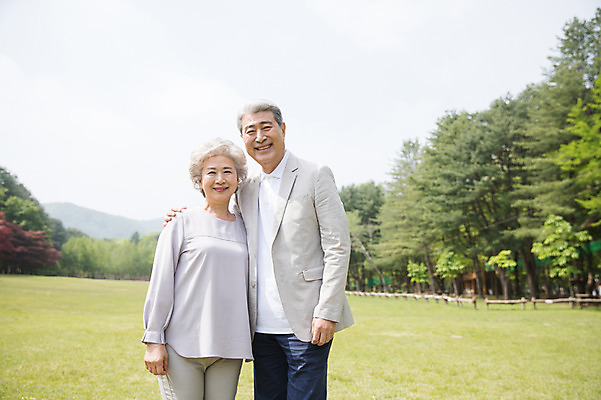 포토 JPG 주간 나무 응시 여자 노년 남자 서기 미소 사람 잔디 상반신 야외 두명 앞모습 실버라이프 노부부 한국인 60대 숲 70대 남이섬 노인만 어깨에손 국내포토 자연요소 식물 라이프스타일 부부 시선 뷰포인트 섬 모션 표정 동양인 성인 강원도 성인만 파일형식