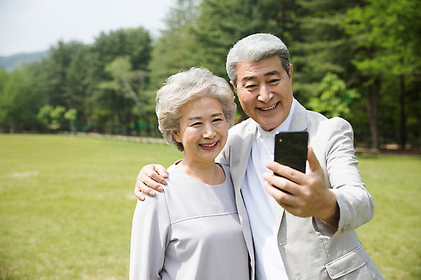 포토 JPG 주간 나무 응시 여자 노년 남자 미소 사람 잔디 상반신 야외 두명 앞모습 실버라이프 스마트폰 노부부 사진촬영 한국인 60대 숲 셀프카메라 70대 남이섬 노인만 어깨에손 국내포토 자연요소 식물 라이프스타일 부부 시선 뷰포인트 섬 모션 표정 동양인 성인 핸드폰 스마트기기 촬영 강원도 성인만 파일형식