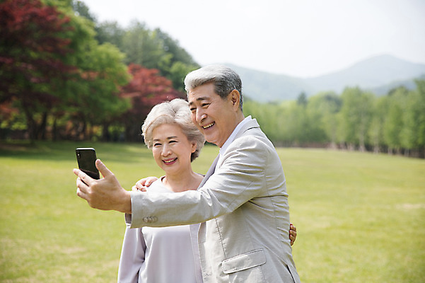 포토 JPG 주간 나무 여자 노년 남자 허리손 웃음 사람 잔디 상반신 야외 두명 앞모습 옆모습 실버라이프 스마트폰 노부부 사진촬영 한국인 60대 숲 셀프카메라 70대 남이섬 노인만 어깨에손 국내포토 자연요소 식물 라이프스타일 부부 뷰포인트 섬 포즈 모션 표정 동양인 성인 핸드폰 스마트기기 촬영 강원도 성인만 파일형식