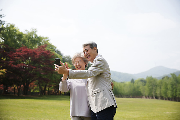 포토 JPG 주간 나무 여자 노년 남자 허리손 웃음 사람 잔디 상반신 야외 두명 앞모습 옆모습 실버라이프 스마트폰 노부부 사진촬영 한국인 60대 숲 셀프카메라 70대 남이섬 노인만 국내포토 자연요소 식물 라이프스타일 부부 뷰포인트 섬 포즈 표정 동양인 성인 핸드폰 스마트기기 촬영 강원도 성인만 파일형식