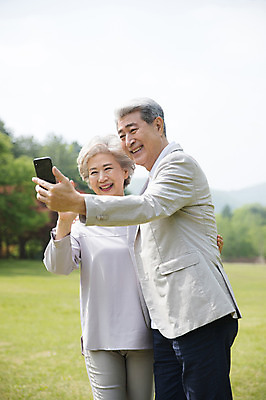 포토 JPG 주간 나무 여자 노년 남자 허리손 웃음 사람 잔디 상반신 야외 두명 앞모습 실버라이프 스마트폰 노부부 사진촬영 한국인 60대 숲 셀프카메라 70대 남이섬 노인만 국내포토 자연요소 식물 라이프스타일 부부 뷰포인트 섬 포즈 표정 동양인 성인 핸드폰 스마트기기 촬영 강원도 성인만 파일형식