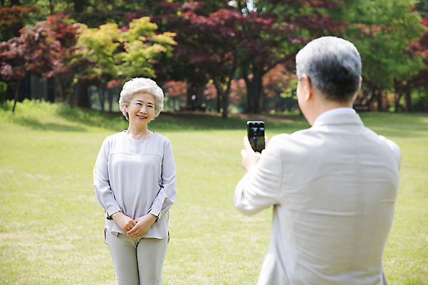 포토 JPG 주간 나무 응시 여자 노년 남자 미소 사람 잔디 상반신 야외 두명 앞모습 뒷모습 실버라이프 스마트폰 마주보기 노부부 사진촬영 한국인 60대 숲 70대 남이섬 노인만 국내포토 자연요소 식물 라이프스타일 부부 시선 뷰포인트 섬 모션 표정 동양인 성인 핸드폰 스마트기기 촬영 강원도 성인만 파일형식