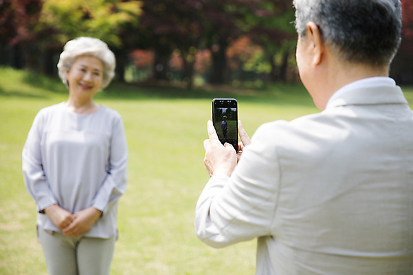 포토 JPG 주간 나무 여자 노년 남자 미소 사람 잔디 상반신 야외 두명 앞모습 뒷모습 실버라이프 스마트폰 노부부 사진촬영 한국인 60대 숲 70대 남이섬 노인만 국내포토 자연요소 식물 라이프스타일 부부 뷰포인트 섬 표정 동양인 성인 핸드폰 스마트기기 촬영 강원도 성인만 파일형식