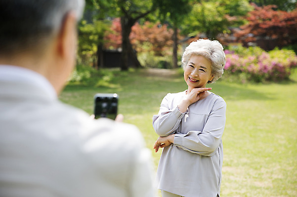 포토 JPG 주간 나무 여자 노년 남자 꽃 미소 사람 잔디 상반신 야외 두명 앞모습 뒷모습 실버라이프 노부부 사진촬영 한국인 60대 70대 남이섬 노인만 국내포토 자연요소 식물 라이프스타일 부부 뷰포인트 섬 표정 동양인 성인 촬영 강원도 성인만 파일형식