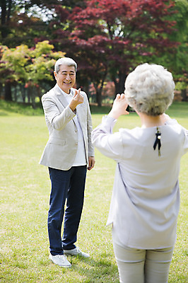 포토 JPG 주간 전신 나무 여자 노년 남자 서기 미소 사람 잔디 상반신 야외 두명 앞모습 뒷모습 실버라이프 노부부 사진촬영 한국인 60대 70대 손하트 남이섬 노인만 국내포토 자연요소 식물 라이프스타일 부부 뷰포인트 섬 모션 표정 동양인 손짓 성인 촬영 강원도 성인만 파일형식