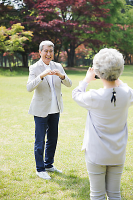 포토 JPG 주간 전신 나무 여자 노년 남자 서기 웃음 사람 잔디 상반신 야외 두명 앞모습 뒷모습 실버라이프 마주보기 노부부 사진촬영 한국인 60대 70대 손하트 남이섬 노인만 국내포토 자연요소 식물 라이프스타일 부부 뷰포인트 섬 모션 표정 동양인 손짓 성인 촬영 강원도 성인만 파일형식
