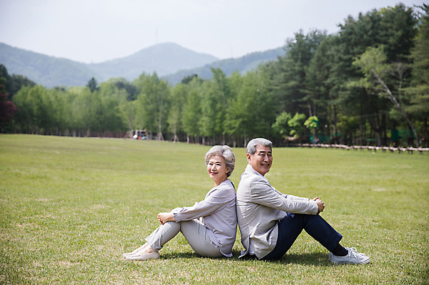 포토 JPG 주간 전신 나무 응시 여자 노년 남자 산 미소 사람 앉기 잔디 야외 두명 옆모습 실버라이프 노부부 한국인 등맞대기 60대 숲 70대 남이섬 노인만 국내포토 자연요소 식물 라이프스타일 부부 시선 뷰포인트 섬 모션 표정 동양인 성인 강원도 성인만 파일형식