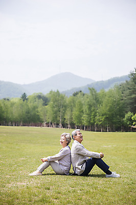 포토 JPG 주간 전신 나무 응시 여자 노년 남자 산 미소 사람 앉기 잔디 야외 두명 옆모습 실버라이프 노부부 한국인 등맞대기 60대 70대 남이섬 노인만 국내포토 자연요소 식물 라이프스타일 부부 시선 뷰포인트 섬 모션 표정 동양인 성인 강원도 성인만 파일형식