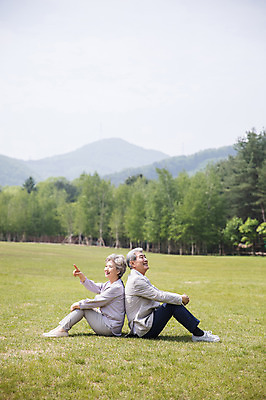 포토 JPG 주간 전신 나무 응시 여자 노년 남자 산 미소 사람 앉기 잔디 야외 두명 옆모습 실버라이프 노부부 한국인 등맞대기 가리킴 60대 70대 남이섬 노인만 국내포토 자연요소 식물 라이프스타일 부부 시선 뷰포인트 섬 모션 표정 동양인 손짓 성인 강원도 성인만 파일형식