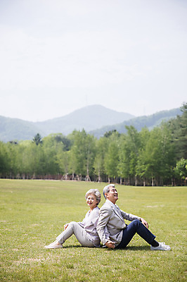 포토 JPG 주간 전신 나무 응시 여자 노년 남자 미소 사람 앉기 잔디 야외 두명 옆모습 실버라이프 손잡기 노부부 한국인 등맞대기 60대 70대 남이섬 노인만 국내포토 자연요소 식물 라이프스타일 부부 시선 뷰포인트 섬 모션 표정 동양인 성인 강원도 성인만 파일형식