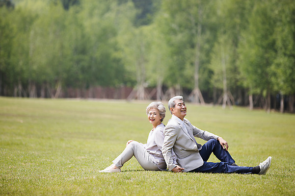 포토 JPG 주간 전신 나무 여자 노년 남자 미소 사람 앉기 잔디 야외 두명 옆모습 실버라이프 손잡기 노부부 한국인 등맞대기 60대 70대 남이섬 노인만 국내포토 자연요소 식물 라이프스타일 부부 뷰포인트 섬 모션 표정 동양인 성인 강원도 성인만 파일형식