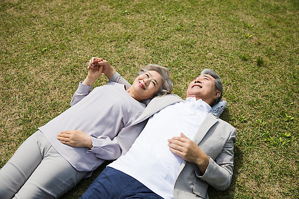 포토 JPG 주간 응시 여자 노년 남자 미소 사람 잔디 상반신 야외 두명 앞모습 실버라이프 눕기 손잡기 노부부 한국인 60대 70대 팔베개 남이섬 노인만 국내포토 자연요소 식물 라이프스타일 부부 시선 뷰포인트 섬 모션 표정 동양인 성인 강원도 성인만 파일형식