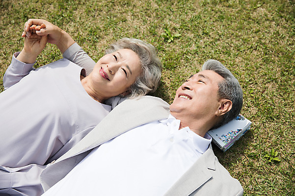 포토 JPG 주간 응시 여자 노년 남자 미소 사람 잔디 상반신 야외 두명 앞모습 책 실버라이프 눕기 손잡기 노부부 한국인 60대 70대 팔베개 남이섬 노인만 국내포토 자연요소 식물 라이프스타일 부부 시선 뷰포인트 섬 모션 표정 동양인 성인 강원도 성인만 파일형식