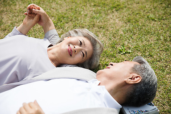 포토 JPG 주간 응시 여자 노년 남자 미소 사람 잔디 상반신 야외 두명 옆모습 책 실버라이프 눕기 마주보기 손잡기 노부부 한국인 60대 70대 팔베개 남이섬 노인만 국내포토 자연요소 식물 라이프스타일 부부 시선 뷰포인트 섬 모션 표정 동양인 성인 강원도 성인만 파일형식