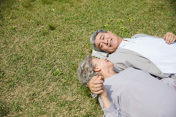 포토 JPG 주간 응시 여자 노년 남자 미소 사람 잔디 상반신 야외 두명 앞모습 실버라이프 눕기 마주보기 손잡기 노부부 한국인 60대 70대 남이섬 노인만 국내포토 자연요소 식물 라이프스타일 부부 시선 뷰포인트 섬 모션 표정 동양인 성인 강원도 성인만 파일형식