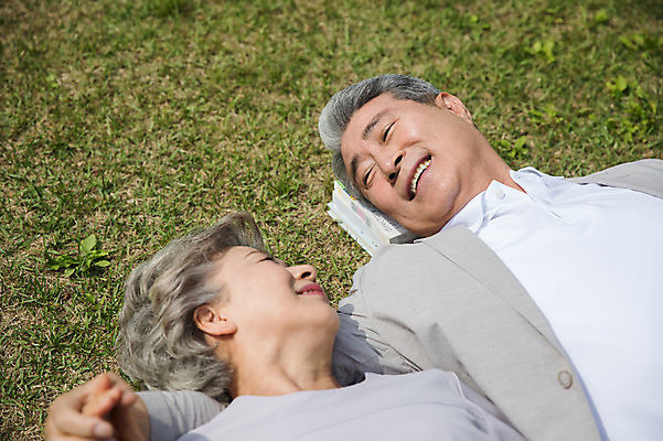 포토 JPG 주간 응시 여자 노년 남자 미소 사람 잔디 상반신 야외 두명 앞모습 책 실버라이프 눕기 마주보기 노부부 한국인 60대 70대 팔베개 남이섬 노인만 국내포토 자연요소 식물 라이프스타일 부부 시선 뷰포인트 섬 모션 표정 동양인 성인 강원도 성인만 파일형식