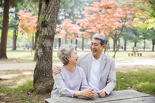 포토 JPG 주간 나무 응시 여자 노년 남자 벤치 미소 사람 앉기 상반신 야외 두명 앞모습 실버라이프 노부부 한국인 60대 숲 70대 남이섬 야외테이블 노인만 어깨에손 국내포토 자연요소 식물 라이프스타일 부부 시선 뷰포인트 섬 의자 모션 탁자 표정 동양인 성인 강원도 성인만 파일형식