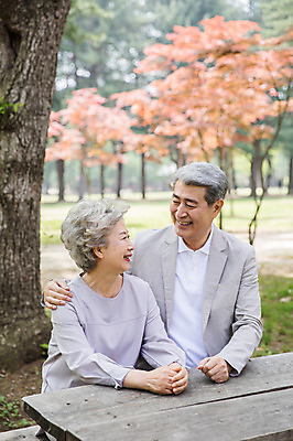 포토 JPG 주간 나무 응시 여자 노년 남자 벤치 미소 사람 앉기 상반신 야외 두명 앞모습 실버라이프 노부부 한국인 60대 숲 70대 남이섬 야외테이블 노인만 어깨에손 국내포토 자연요소 식물 라이프스타일 부부 시선 뷰포인트 섬 의자 모션 탁자 표정 동양인 성인 강원도 성인만 파일형식
