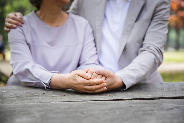 포토 JPG 주간 나무 손 여자 노년 남자 사람 근접촬영 야외 두명 앞모습 신체부위 실버라이프 노부부 한국인 60대 숲 70대 남이섬 야외테이블 노인만 국내포토 자연요소 식물 라이프스타일 부부 뷰포인트 섬 탁자 동양인 성인 강원도 성인만 파일형식