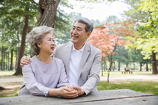 포토 JPG 주간 나무 응시 여자 노년 남자 벤치 미소 사람 앉기 상반신 야외 두명 앞모습 실버라이프 손잡기 노부부 한국인 60대 숲 70대 남이섬 야외테이블 노인만 어깨에손 국내포토 자연요소 식물 라이프스타일 부부 시선 뷰포인트 섬 의자 모션 탁자 표정 동양인 성인 강원도 성인만 파일형식